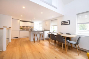 Edinburgh Modern 3-Storey 3-Bedroom City Apartment